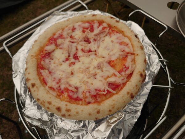 タクードの上で冷凍ピザを焼いた画像